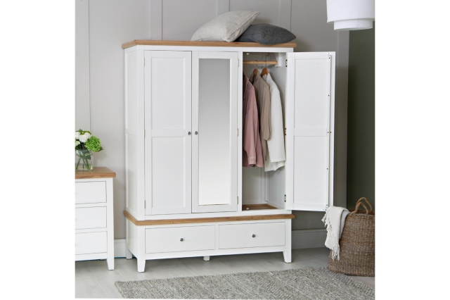 White rustic outlet wardrobe